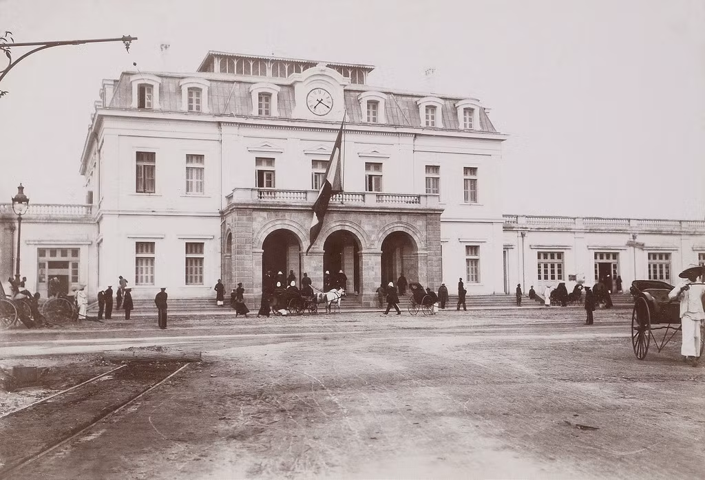 Khối nhà trung tâm của ga lúc mới khánh thành. Ảnh tư liệu.