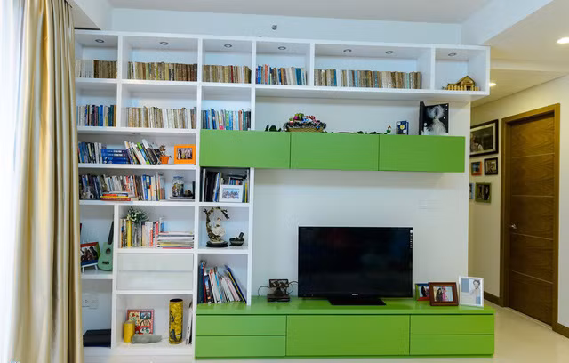 Vốn là người thích đọc truyện nên trong nhà cô không thể thiếu tủ sách. Cô chia sẻ những cuốn sách này đã gắn bó với mình từ ngày học đại học. Mỗi tháng cô đều tìm mua những cuốn sách mới.