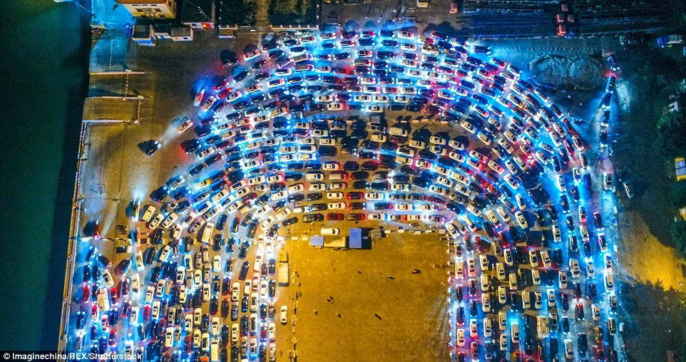 Kết quả của vụ tắc đường là giá vé máy bay từ Hải Nam tới các thành phố lớn của Trung Quốc đã tăng lên gấp 20 lần, Sina cho biết thêm.