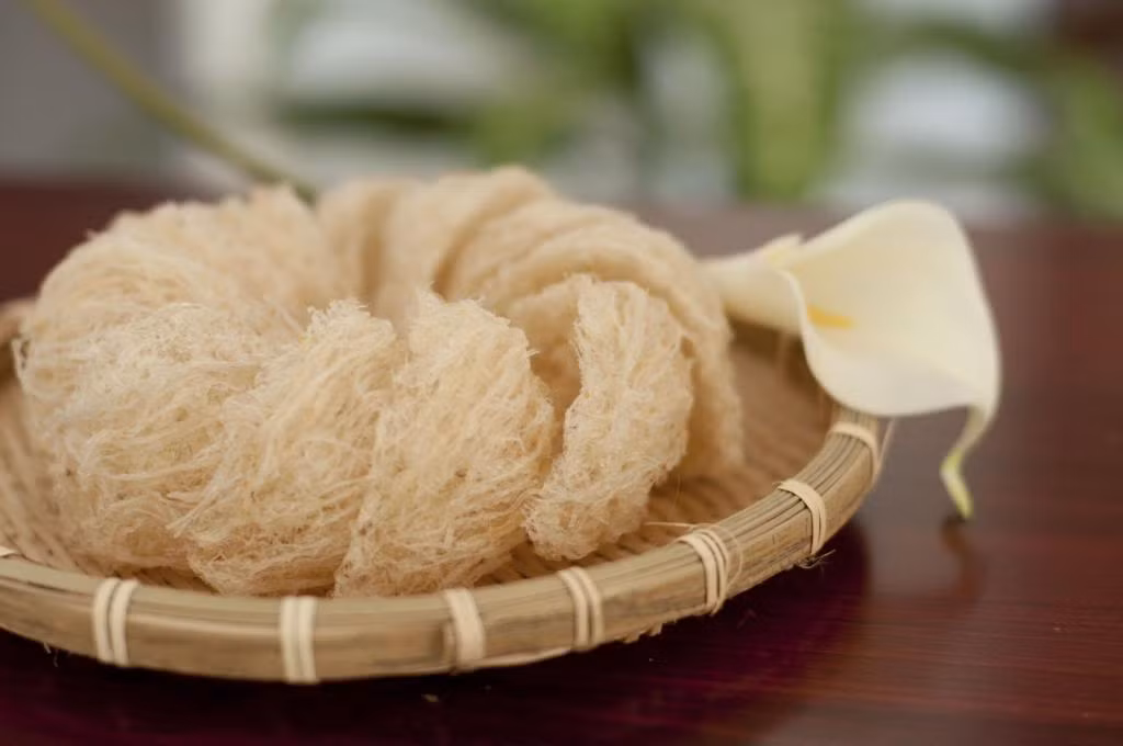  8. Yến sào. Yến sào là cái tổ được làm từ nước dãi con chim yến. Tố yến được tinh chế là nguyên vật liệu quý để chế biến thành các món ăn. Tổ yến được cho là có công dụng bồi bổ cơ thể và kéo dài tuổi thọ, dù không có công trình khoa học nào chứng minh điều nay. Ảnh: Yến sào Khánh Hòa.