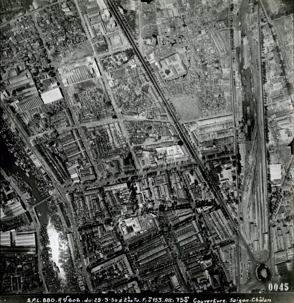 Bức không ảnh này bao quát gần trọn vẹn phạm vi ga Sài Gòn (bên phải) năm 1950. Ngày nay, phần đất ga là công viên 23/9. Ảnh tư liệu.