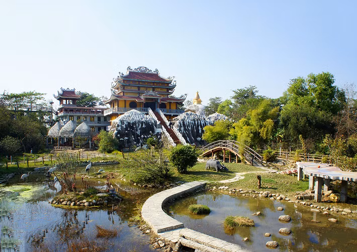 Chùa nằm trên khuôn viên rộng 3,5 ha, mang tên “Việt Nam Phật Quốc Tự”, hoàn thành vào năm 2003. Chùa được xây dựng kiên cố bằng bê-tông, cốt thép với cấu trúc hình vuông và hai mái cong vươn cao như đóa sen vượt khỏi mặt nước bùn lầy. Ảnh: A Đây Rồi.