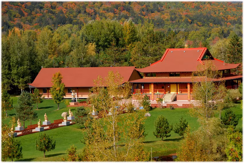 Chùa được Hòa thượng Thích Thiện Nghị chính thức khởi công xây dựng từ năm 1988 trên một vùng đất hoang vu, ít người qua lại, gần chân núi Mont-Tremblant. Chùa chính thức khai trương từ năm 2003 và trở thành ngôi chùa Việt lớn nhất tại Canada. Ảnh: Tambaoson.com.