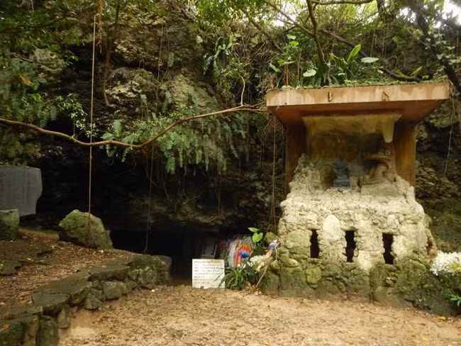 Tuy nhiên, động Đau Thương lại không được may mắn như vậy. Hơn 2.700 người, có cả phụ nữ và trẻ em, đã tự sát ngay trong ngày mà những người ở động Hạnh Phúc đầu hàng.