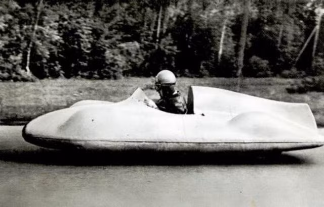  Zvezda 5 (1955). Zvezda 5 có hình thù khá kỳ cục. Sở hữu động cơ công suất 50 mã lực, nó có thể đạt tốc độ 200 km/h. Ảnh: Old Concept Cars.