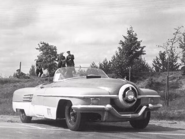  ZIS-112 (1951). Ra mắt năm 1951, điểm nổi bật của mẫu xe ZIS-112 là nó được trang bị động cơ V-8 186 mã lực với bốn bộ chế hòa khí và một bộ tản nhiệt dầu. Ảnh: Old Concept Cars.