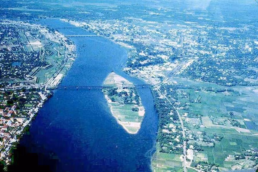 Toàn cảnh sông Hương đoạn chảy qua Kinh thành Huế. Phía dưới là cầu Bạch Hổ và cồn Dã Viên, phía trên là cầu phao dựng sau năm 1968 (vị trí cầu Phú Xuân ngày nay) và cầu Trường Tiền. Kinh thành Huế nằm bên trái. Ảnh tư liệu.