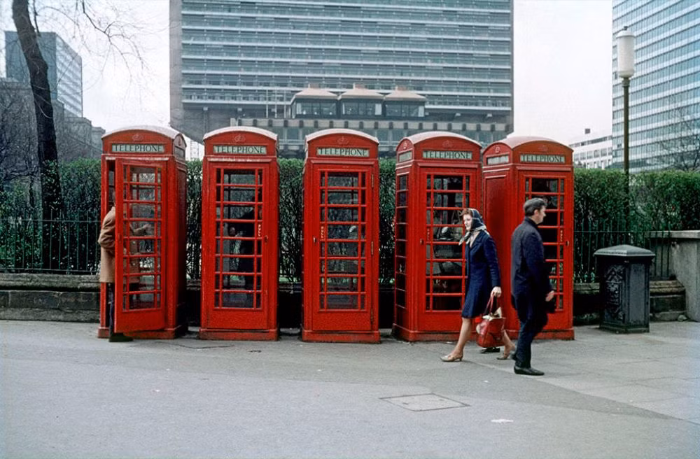Các hộp điện thoại công cộng ở công viên Piccadilly Gardens, khoảng năm 1969. Ảnh: MMU Visual Resources.
