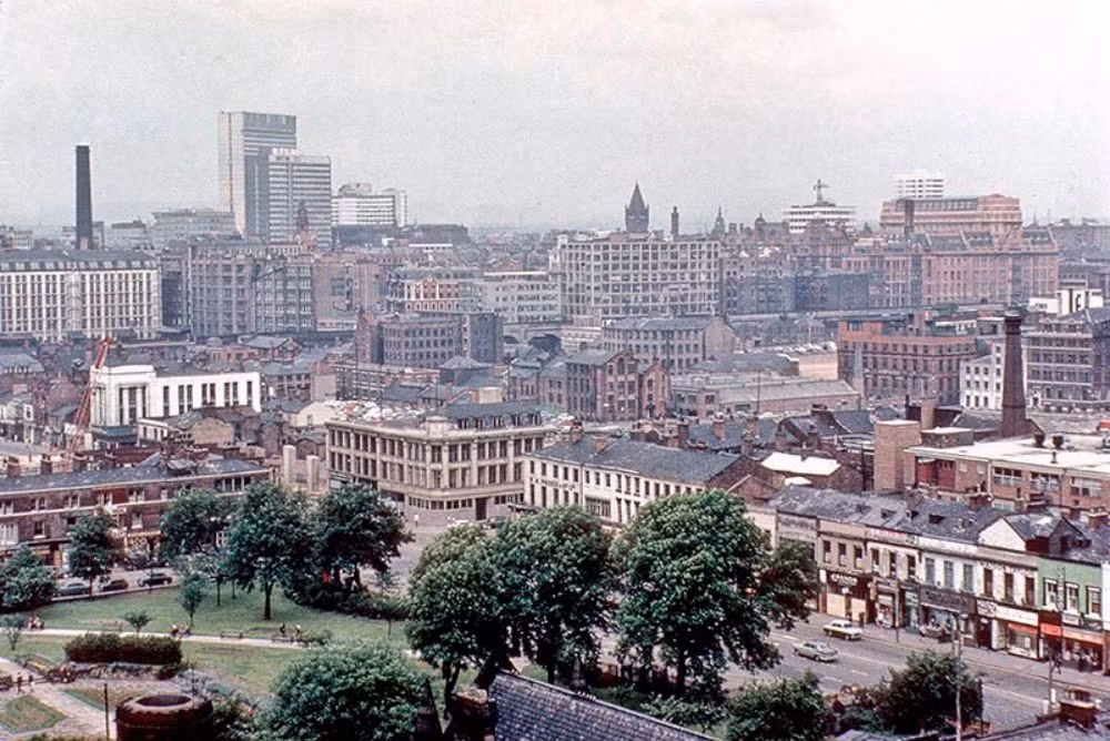 Trung tâm thành phố Manchester với quảng trường Grosvenor và đường Oxford ở tiền cảnh, tháng 9/1965. Ảnh chụp từ toà nhà Chatham. Ảnh: MMU Visual Resources.