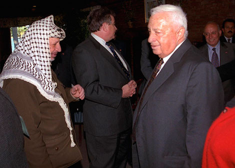 Ông Yasser Arafat và Ariel Sharon. Ông Yasser Arafat và Ariel Sharon.