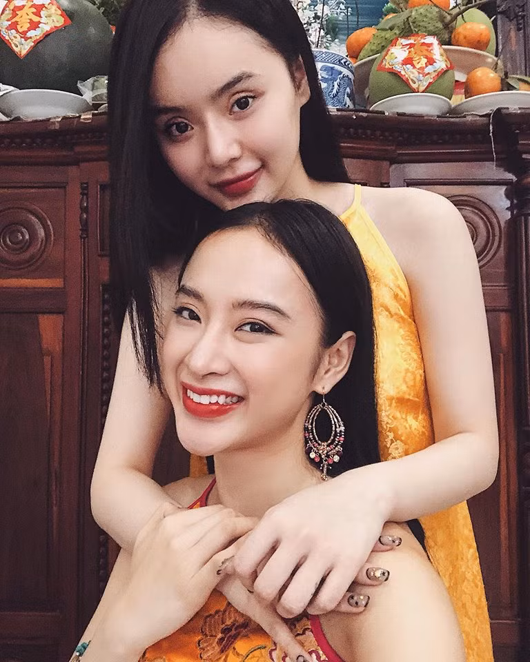 Nhiều người đã vô cùng ngỡ ngàng với sự lột xác của em gái Angela Phương Trinh. Kém chị gái mình 1 tuổi, nhưng cũng giống như Angela Phương Trinh, cô em gái Phương Trang trông đã chững chạc hơn độ tuổi thật.