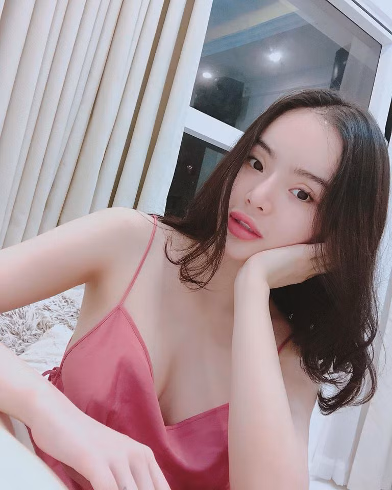 Ngắm nhìn gương mặt của em gái Angela Phương Trinh khiến nhiều người không khỏi ngỡ ngàng. Khuôn mặt góc cạnh, chiếc mũi thô cùng nước da đen nhẻm của Phương Trang dường như hoàn toàn bị thay thế.