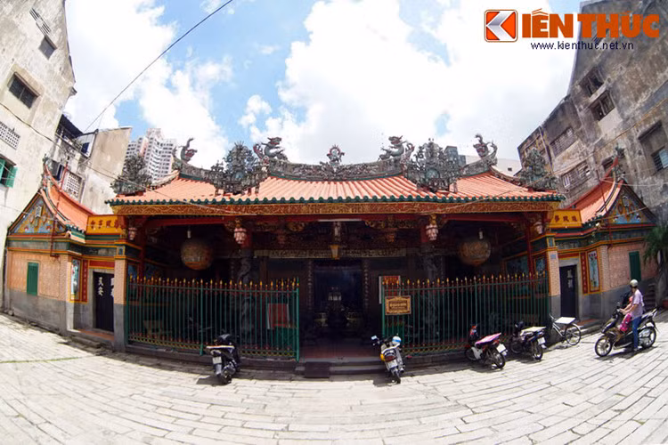 Hội quán Hà Chương (số 802 Nguyễn Trãi, quận 5, TP HCM) còn có tên là Hội quán Chương Châu, chùa Ông Hược hoặc chùa Bà Hà Chương. Hội quán do những người Hoa gốc phủ Chương Châu, tỉnh Phúc Kiến xây dựng làm nơi sinh hoạt tín ngưỡng.