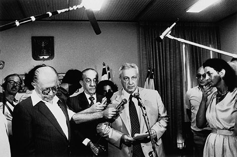 Thủ tướng Israel Menachem Begin (bên trái) bổ nhiệm ông Ariel Sharon làm Bộ trưởng Quốc phòng năm 1981. Thủ tướng Israel Menachem Begin (bên trái) bổ nhiệm ông Ariel Sharon làm Bộ trưởng Quốc phòng năm 1981.