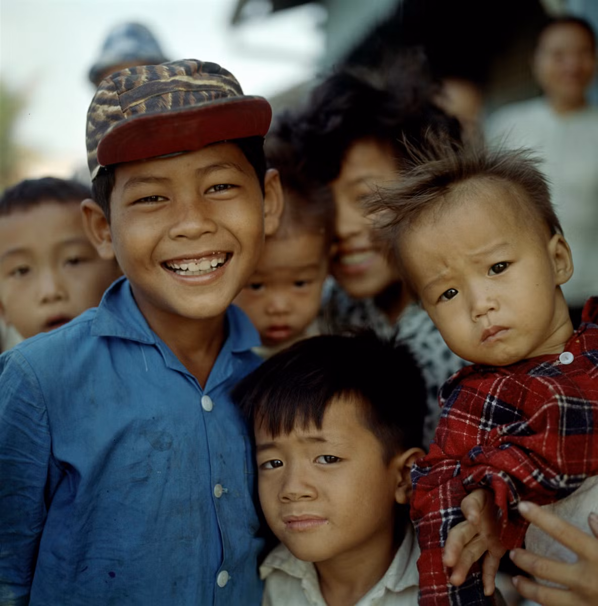 Những đứa bé hiếu kỳ trước ống kính máy ảnh. Ảnh: Geheugenvannederland.nl