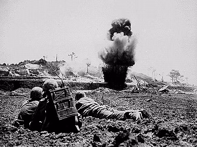 Thời kỳ cuối chiến tranh thế giới thứ hai, chính quyền Nhật bắt đầu rải tờ rơi tuyên truyền từ máy bay lên quần đảo Okinawa trước khi hạm đội Hải quân Mỹ tràn lên đảo vào năm 1945. Do những lời tuyên truyền nặng nề và sự hoang mang mà chiến tranh đem lại, hầu hết người dân Okinawa đều không chọn phe nào, họ chỉ đơn thuần trốn vào các hang động và hầm mộ, chờ đến khi chiến trận kết thúc và hòa bình được lặp lại.