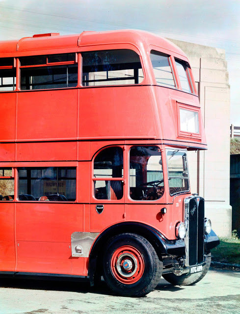 Một chiếc xe buýt hai tầng tại London năm 1945. Ảnh: Getty.