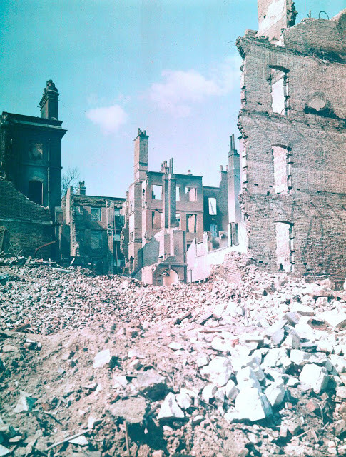 Khung cảnh tan hoang tại một khu dân cư ở London năm 1943. Ảnh: Getty.