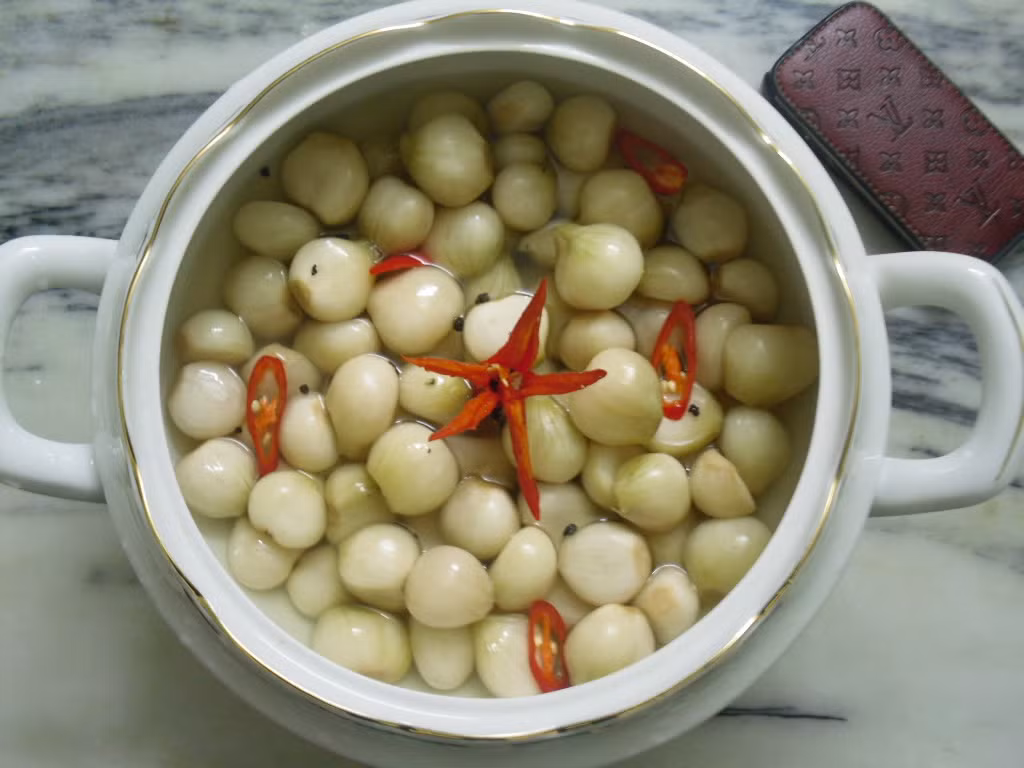 7. Mùi hăng nồng của hành muối, kiệu muối, củ cải muối… cũng là một mùi thân thương của ngày Tết Việt. Ảnh: Jamja.