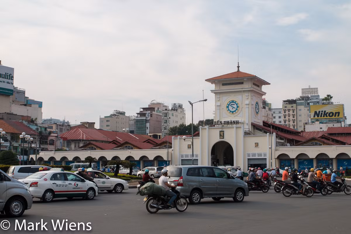  14. Chợ Bến Thành. Bầu không khí ở chợ Bến Thành "đầy sức sống và năng lượng", mark Wiens chia sẻ. Chợ đêm ở đây cũng là một địa điểm tốt để dạo bộ. Ảnh: Mark Wiens/Theculturetrip.