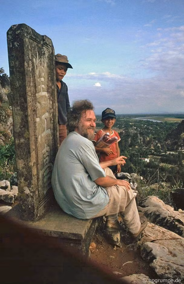 Nhiếp ảnh gia Hans-Peter Grumpe và những đứa trẻ bán hương trầm ở Vọng Giang Đài. Ảnh: Hpgrumpe.de.