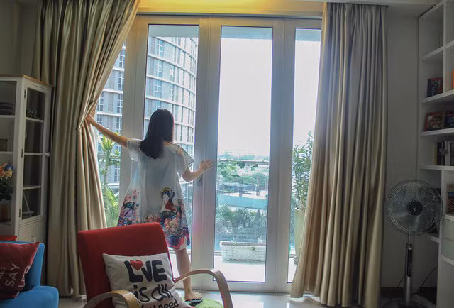 Từ căn hộ có thể nhìn xuống bể bơi và ngắm các toà nhà chọc trời.