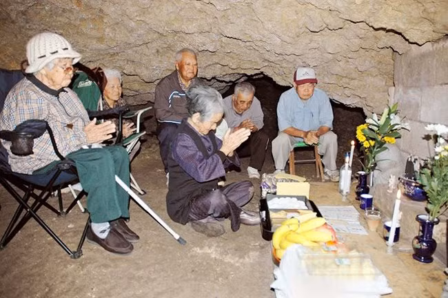 Người dân địa phương thường đến các hang động để cầu nguyện cho linh hồn những thành viên trong gia đình họ đã thiệt mạng ở đó.