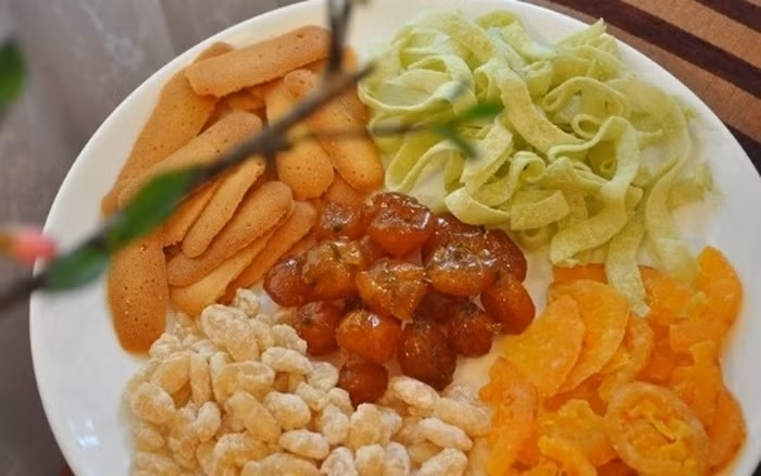 3. Mùi hương ngọt ngào của đủ các loại mứt Tết khiến trẻ em háo hức đến ứa nước miếng, còn người lớn thì hoài niệm về những cái Tết thời ấu thơ của mình.