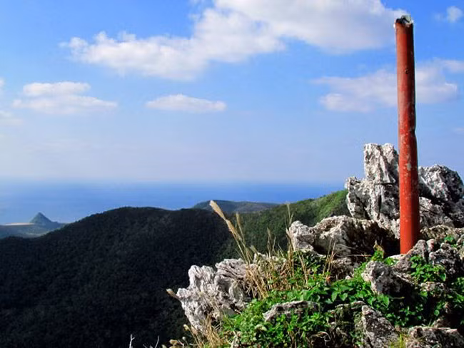 Vào cuối cuộc chiến, binh lính Nhật nhận được chỉ thị phải tự sát để giữ mình trong sạch, giữ trung thành với Tổ quốc chứ không được phép đầu hàng quân đội Mỹ. Nhiều người dân cũng tự sát vì cùng lý do đó. Những người lính và dân thường quyết định tự kết liễu mạng sống của họ trong các hang động khác nhau trên khắp quần đảo Okinawa.