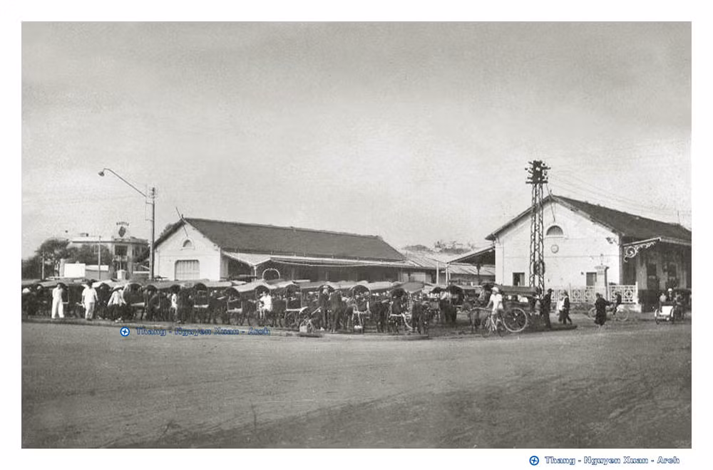 Bến xe thổ mộ (xe ngựa kéo) bên ngoài ga Sài Gòn đầu thế kỷ 20, nhìn từ bùng binh trước chợ Bến Thành. Ảnh tư liệu.