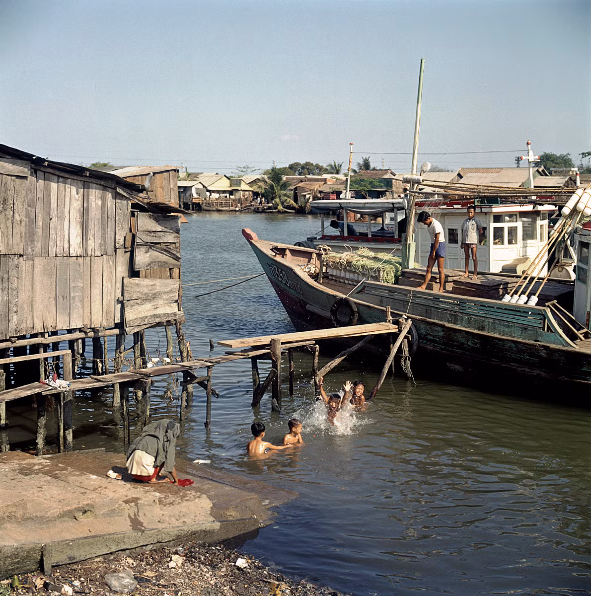 Những đứa trẻ bơi lội, chơi đùa trên kênh rạch Sài Gòn. Ảnh: Geheugenvannederland.nl