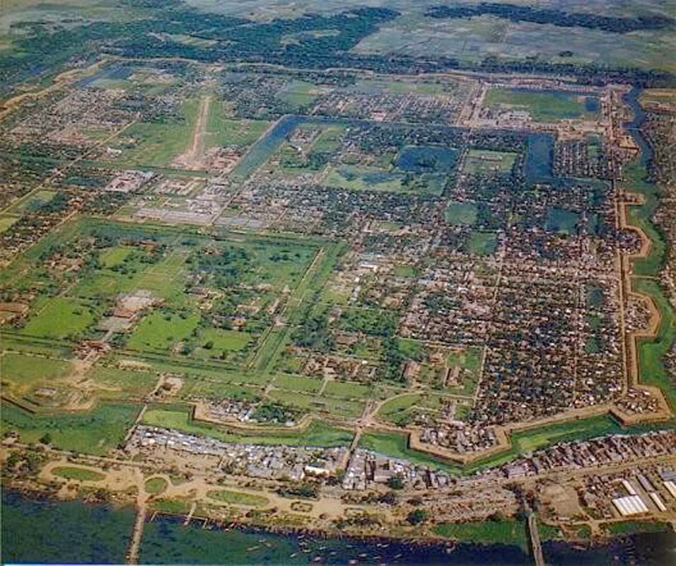 Mạn Đông của Kinh thành Huế thập niên 1960. Chợ Đông Ba nằm ở góc phải, bên dưới. Ảnh tư liệu.