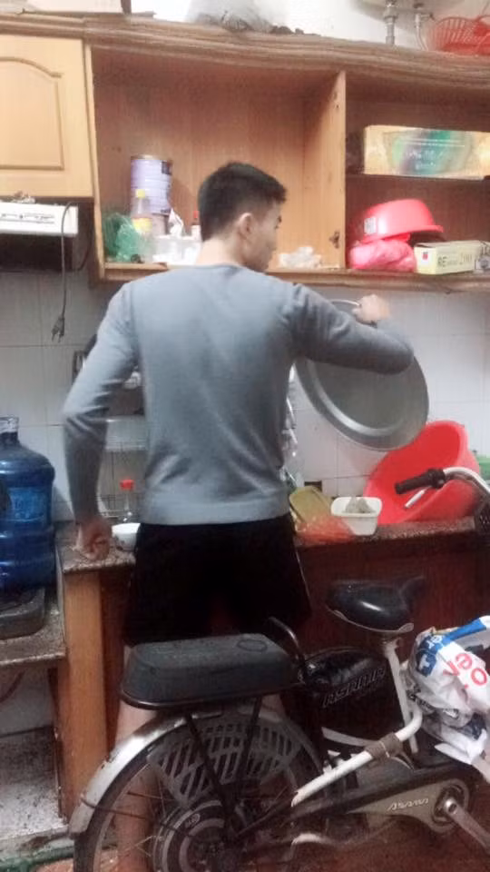 H.T cũng kể: “Người yêu tôi cũng thế, lấy về là khác luôn. Đừng nhìn những gì lúc yêu nó làm cho mình. Xem nó ở nhà làm cho bố mẹ không ý. Có hay ở nhà rửa bát lau nhà quét nhà giúp bố mẹ nó không ý. Chứ cái tầm yêu nhau bảo làm gì chả làm”.