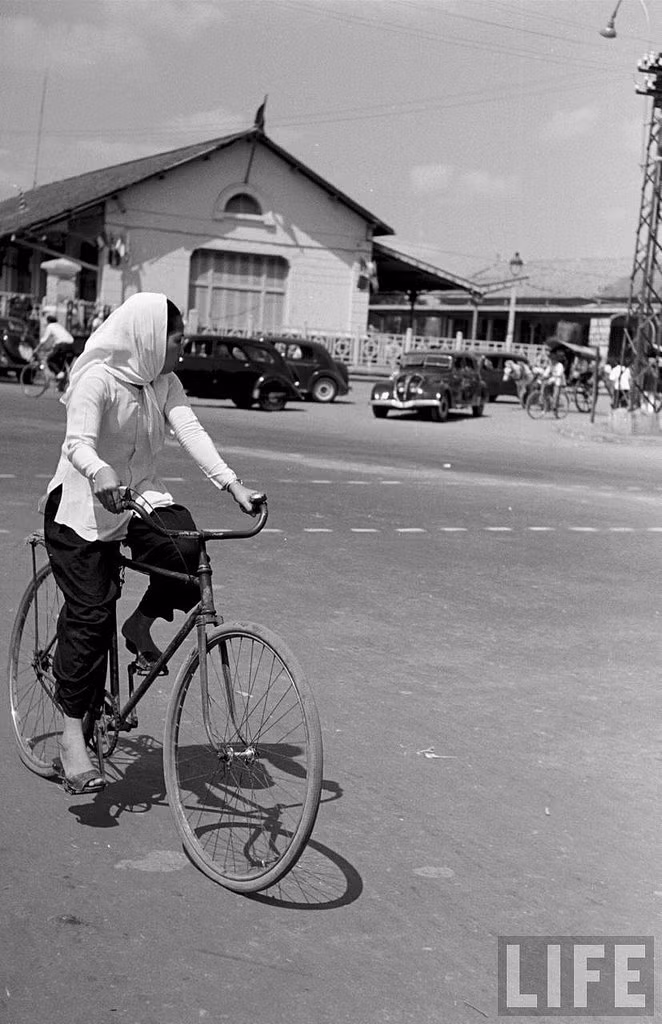 Bên ngoài ga Sài Gòn thập niên 1950. Ảnh: Carl Mydans/Life.