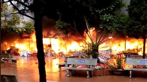 Đốt vàng mã cháy ngùn ngụt ở sân đền thờ Mẫu Đồng Đăng ngày 5 Tết Mậu Tuất. Ảnh Internet Thứ trưởng Bộ VHTTDL:Tôi ủng hộ đề nghị bỏ tục đốt vàng mã - Ảnh 2