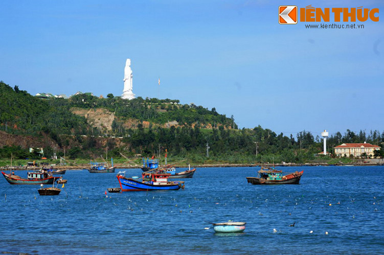 3. Khánh thành năm 2004, chùa Linh Ứng - Bãi Bụt được xây dựng trên một ngọn đồi cạnh bãi Bụt của bán đảo Sơn Trà, TP Đà Nẵng. Đây được xem là ngôi chùa lớn nhất của thành phố về cả mặt quy mô cũng như nghệ thuật.