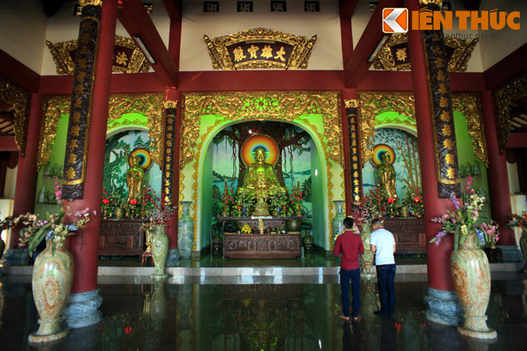 Ngôi chính điện có quy mô khá lớn, chính giữa thờ tượng Phật Bổn Sư Thích Ca Mâu Ni, bên phải thờ Quan Thế Âm Bồ Tát, bên trái thờ Địa Tạng Vương Bồ Tát. Cả ba pho tượng đều được làm bằng đồng.