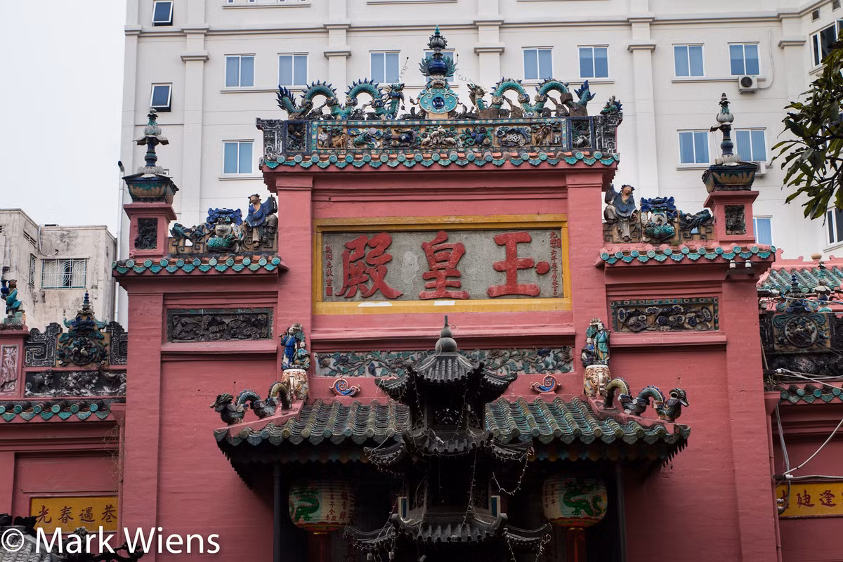  20. Chùa Ngọc Hoàng, vốn là một đền thờ đạo Lão do người Hoa sáng lập, Mark Wiens chia sẻ, ngôi chùa có không gian rất tỉnh lặng và tràn ngập các biểu tượng huyền bí. Ảnh: Mark Wiens/Theculturetrip.