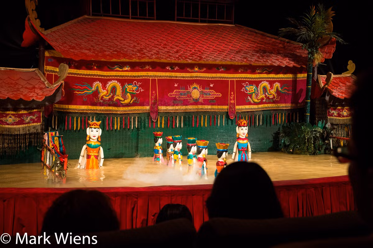  16. Rạp múa rối nước Rồng Vàng. Mỗi buổi diễn kéo dài 50 phút ở đây đem lại trải nghiệm khó quên cho du khách. Điều thú vị không chỉ ở những con rối, mà còn ở âm nhạc truyền thống rất hấp dẫn, theo Mark Wiens. Ảnh: Mark Wiens/Theculturetrip.