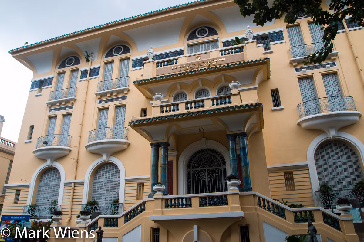  19. Bảo tàng Mỹ thuật TP HCM. Cũng như nhiều bào tàng khác ở TP HCM, Bảo tàng Mỹ thuật không chỉ là nơi để ngắm các hiện vật quý giá, bản thân tòa nhà cũng là một công trình kiến trúc tuyệt vời thời thuộc địa. Ảnh: Mark Wiens/Theculturetrip.