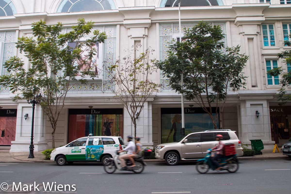  10. Đường Đồng Khởi. Đường Đồng khởi là nơi tập trung rất nhiều trung tâm thương mại, khách sạn cao cấp. Mark Wiens cho biết, con đường này khiến anh liên tưởng đến đường Oxford nổi tiếng ở London. Ảnh: Mark Wiens/Theculturetrip.