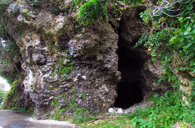 Cả hai hang động này đều từng là nơi trú ẩn của khoảng 1.300 và 3.000 người dân suốt gần ba tháng. Những người đàn ông sẽ đi ra ngoài thu thập thức ăn, trong khi phụ nữ, trẻ em và người già ở lại trong hang tối, sống mòn mỏi chờ đợi chiến tranh kết thúc.