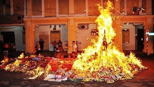 Đốt vàng mã quá nhiều đã trở thành "tệ nạn" ngày một gia tăng. Ảnh Internet Thứ trưởng Bộ VHTTDL:Tôi ủng hộ đề nghị bỏ tục đốt vàng mã - Ảnh 1