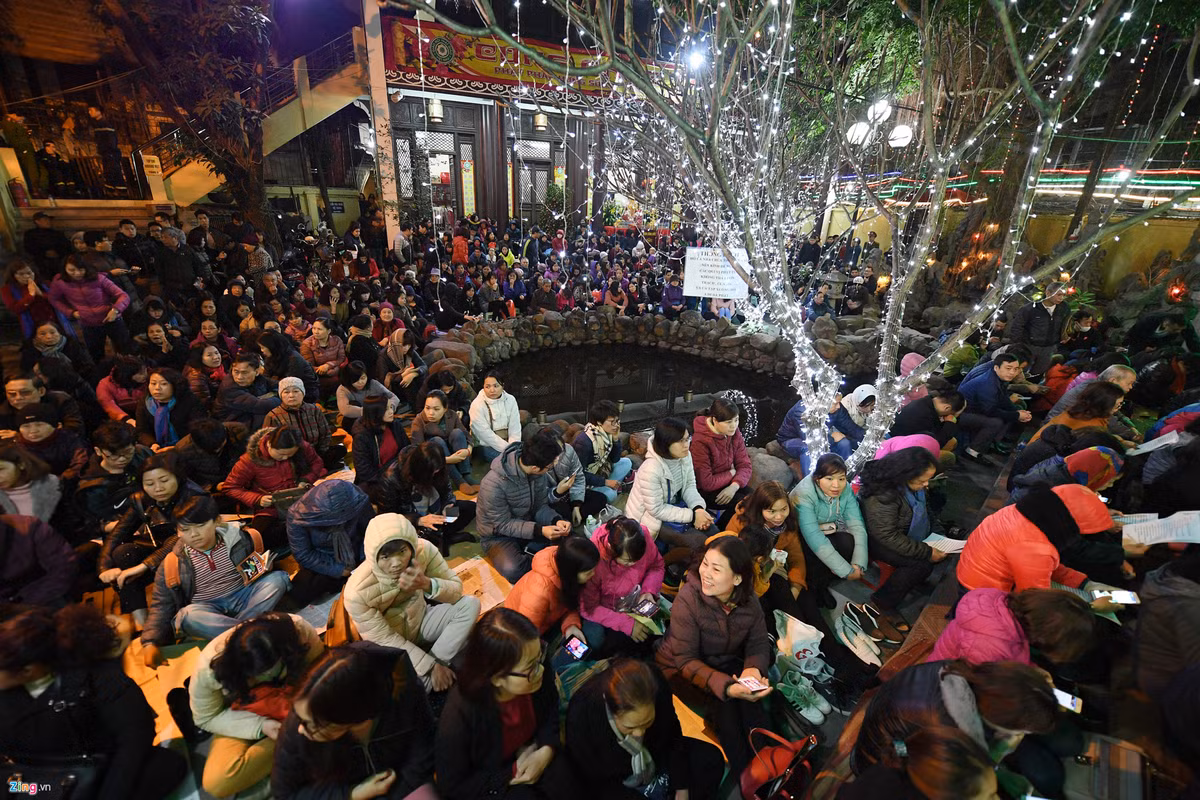 18h30, khuôn viên giếng ngọc bên trong chùa chật kín phật tử và du khách.