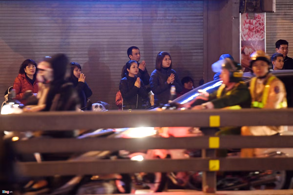 Nhiều người không tìm được chỗ đã phải đứng từ bên kia đường Tây Sơn vái vọng sang chùa Phúc Khánh.