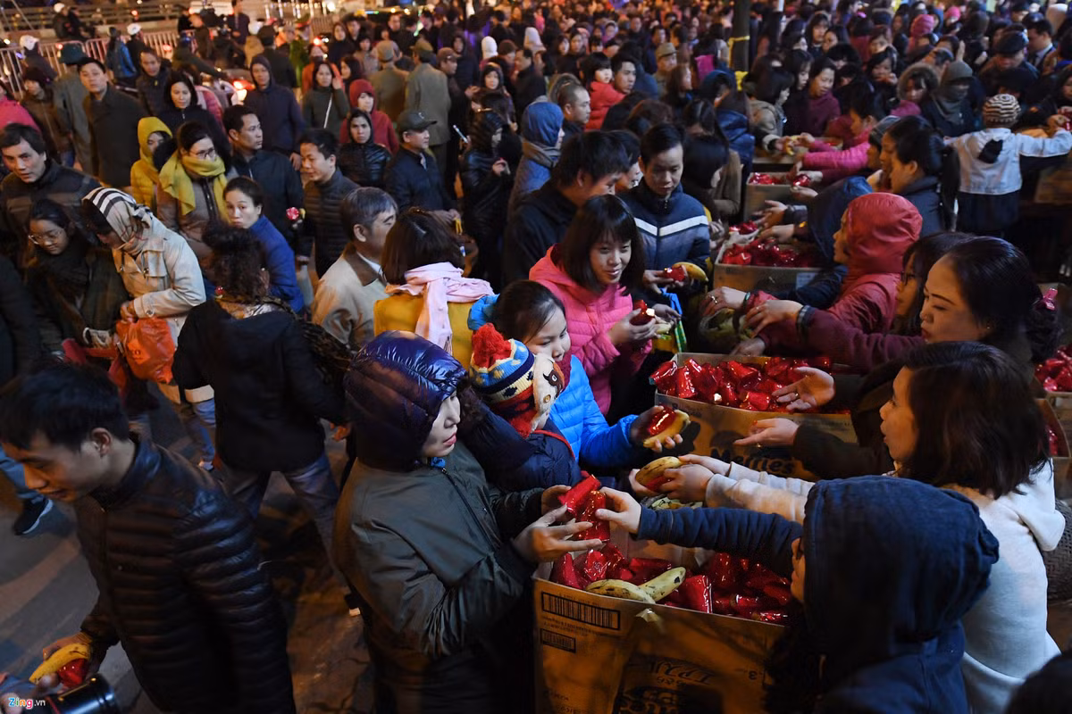 Sau khi kết thúc lễ khoá sao La Hầu, nhà chùa đã tổ chức phát lộc cho phật tử và nhân dân tới dự lễ ngay bên ngoài vỉa hè. Tối 14 tháng Giêng tới, lễ cầu an cũng sẽ diễn ra tại chùa Phúc Khánh. Vào ngày đó nhà chùa dự kiến sẽ đón số lượng người đông hơn rất nhiều lần so với đêm nay.