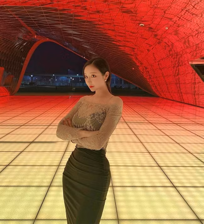 Co giao Anh van xinh dep mac bikini doi non la o Nha Trang co body hut mat-Hinh-10