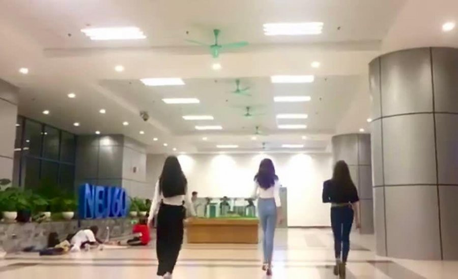 Đỗ Thị Hà lên đồ cực ngầu với những set đồ đóng mác công sở - Hình 4 Do Thi Ha len do cuc ngau voi nhung set do dong mac cong so-Hinh-4