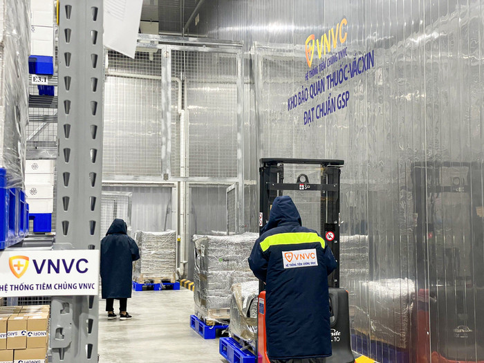 Khoe anh người yêu tặng quà 8/3: Trào lưu đang 'khuấy đảo' trên TikTok - Hình 4 Khoe anh nguoi yeu tang qua 8/3: Trao luu dang 'khuay dao' tren TikTok-Hinh-4