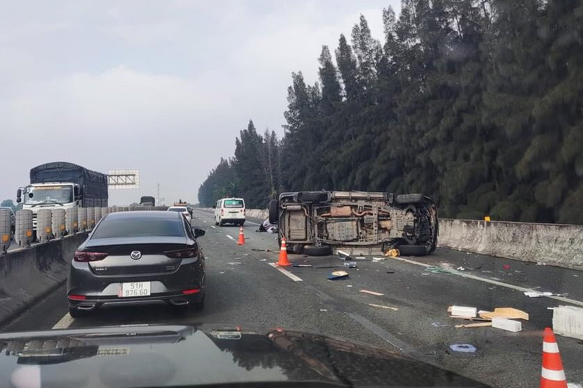 Xe cho Pho chu tich TP.HCM Le Hoa Binh gap tai nan tren cao toc